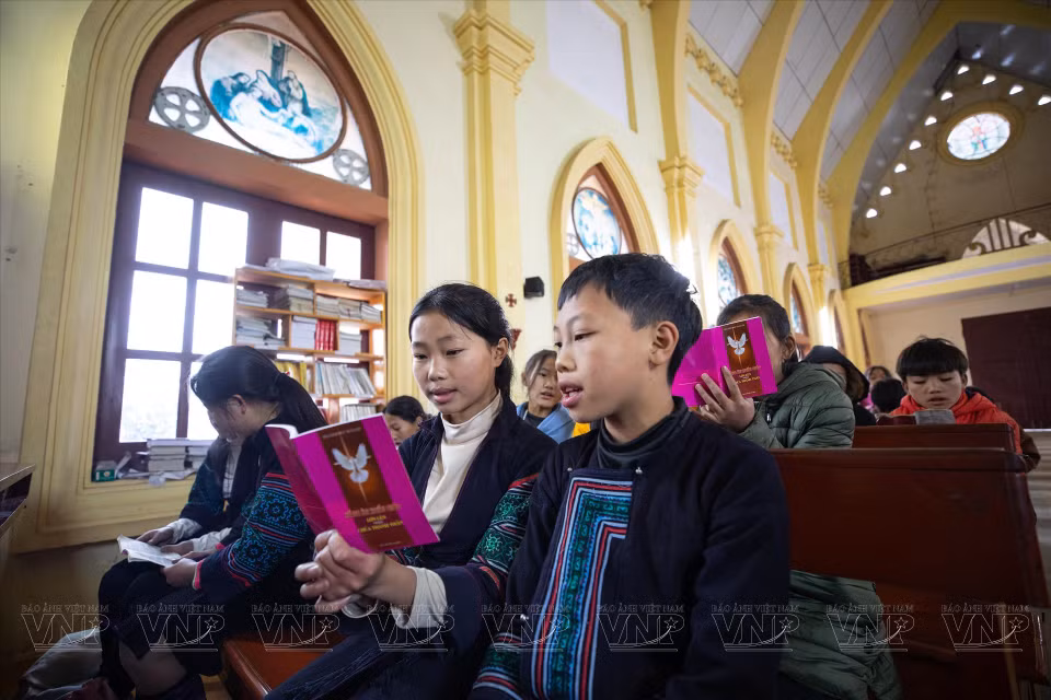 Children at the Hau Thao sub-parish during a catechism class. (Photo: VNP/VNA)