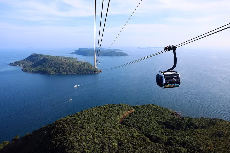 The Hon Thom Cable Car is a sea-crossing cable car route with a length of 7,899.9 metres, starting from An Thoi Station and passing through Hon Dua Island, Hon Roi Island, and ending at Hon Thom Island on Phu Quoc. (Photo: VNA)