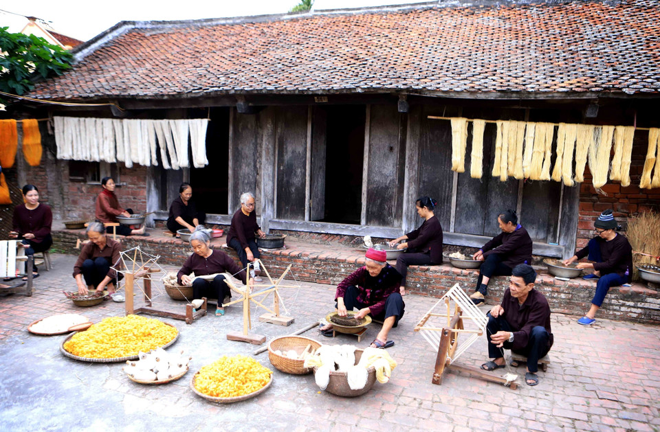 With strength in producing entirely handmade, environmentally-friendly linen, the village of Nam Cao has significant potential in community-based tourism. (Photo: VNA)