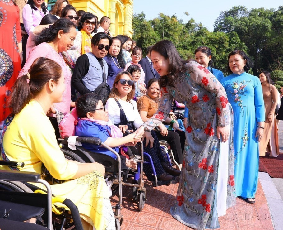 Vice President Vo Thi Anh Xuan meets women with disabilities on the occasion of the 92nd Vietnam Women’s Day (October 20). (Photo: VNA)