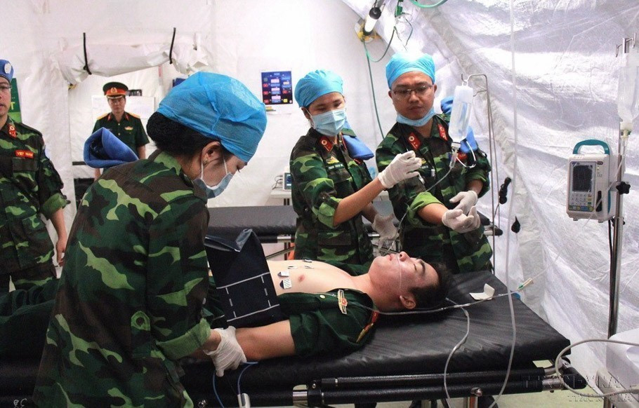 Female soldiers from Field Hospital Level 2 participate in a land training session before their involvement in peacekeeping operations in South Sudan. (Photo: VNA)