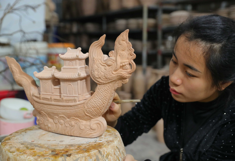 One product, called “Ngu Long Khanh Hoi”, draws inspiration from Emperor Ly Cong Uan sailing on a dragon boat and admiring the country’s landscapes. (Photo: VNA)