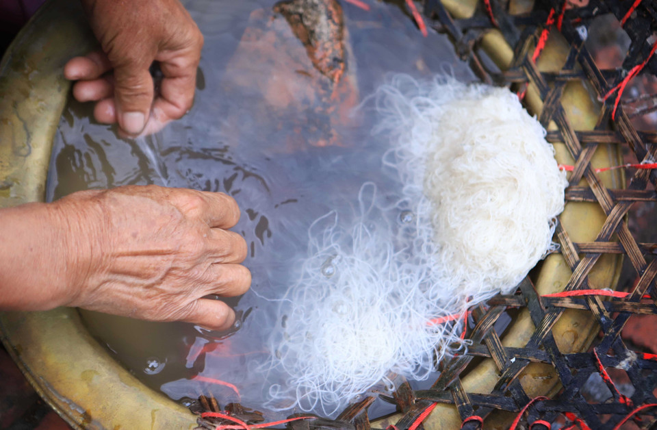 Working from early in the morning until late at night, a craftsman can weave just 5-7 metres of linen fabric. (Photo: VNA)