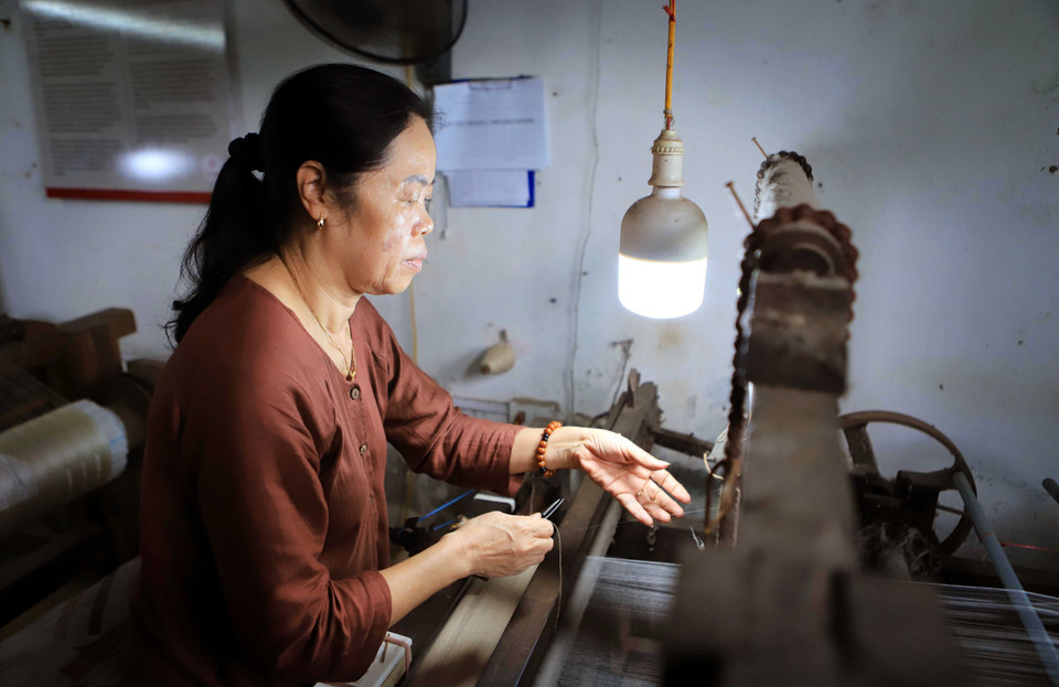 The linen products from Nam Cao primarily utilise manual weaving frames. Nowadays, with the arrival of modern technology, electric motors have been added. (Photo: VNA)