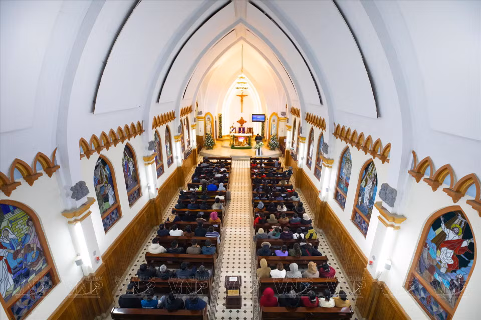 A solemn ceremony held in the courtyard of the stone church in Sa Pa. (Photo: VNP/VNA)