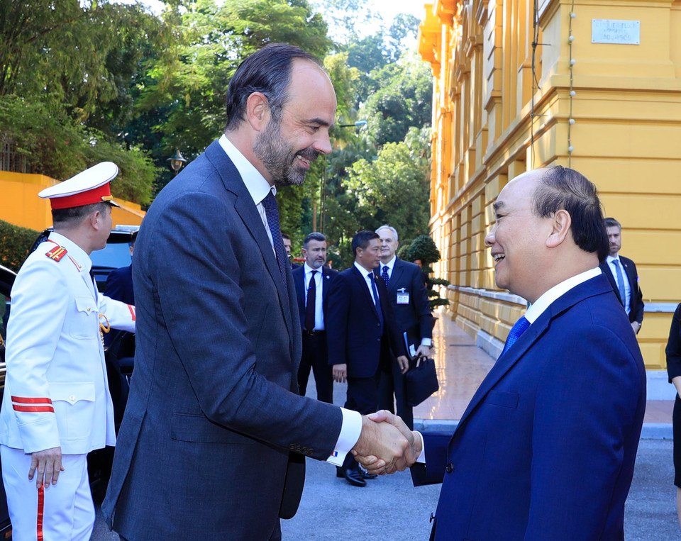 Prime Minister Nguyen Xuan Phuc (R) shakes hands with his French counterpart Edouard Philippe in Hanoi (Photo: VNA)