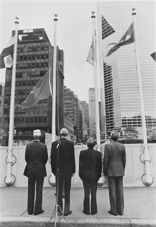 Vietnamese national flag raising ceremony at the UN’s headquarters on September20, 1977, marking the day Vietnam became an official member of the UN (Photo: VNA)