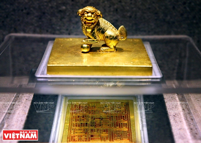 The golden stamp, weighing 8.3 kg, cast in 1827 in the Minh Menh dynasty. This is the unique item, representing the power of the Nguyen Dynasty. (Source:VNA)