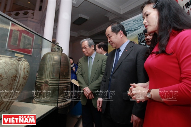 Deputy Minister of Culture, Sports and Tourism Le Khanh Ha and delegates contemplate the national treasures (Source: VNA)