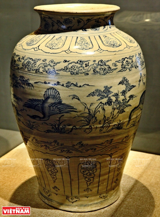 A unique-version ceramic jar, dated back from the 15th century in pre-Le period, was found in a shipwreck in Cu Lao Cham, Hoi An ancient city, Quang Nam province. It is decorated with four swans in four different positions called Phi (flying), Minh (singing), Tuc (sleeping) and Thuc (looking for food).(Source:VNA)