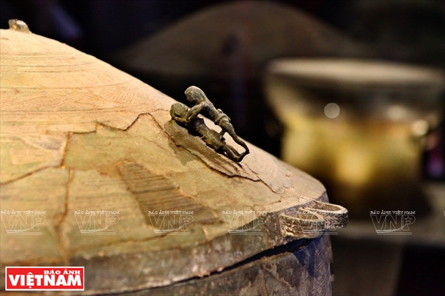 The love-making couple on the jar reflects the Linga-yoni culture of old Vietnamese.(Source: VNA)