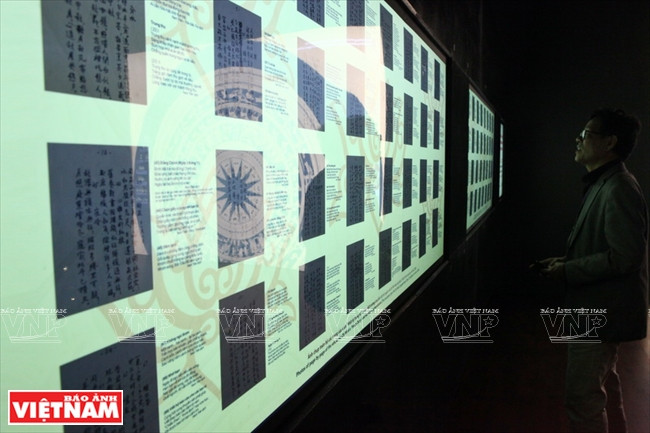 The original and translated version of the poem "Nhật ký trong tù" (Diary in the prison) by late President Ho Chi Minh. (Source:VNA)