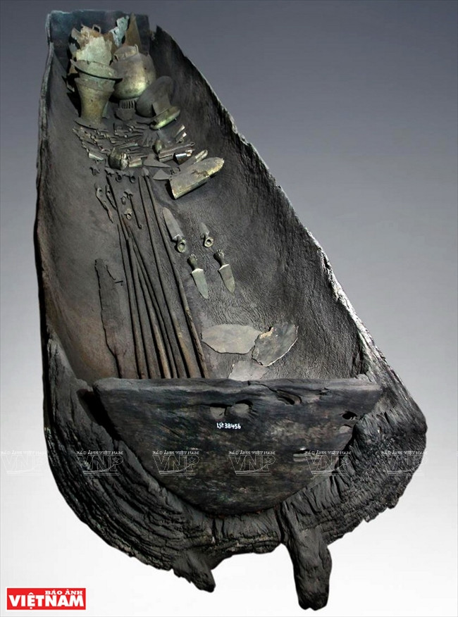 The wooden boat-shaped coffin Viet Khe, dated 2,000 - 2,500 years ago, contains 109 funeral offerings, including weapons, musical instruments, labour tools and other daily life device. It was recognised as a national treasure in 2013.(Source: VNA)