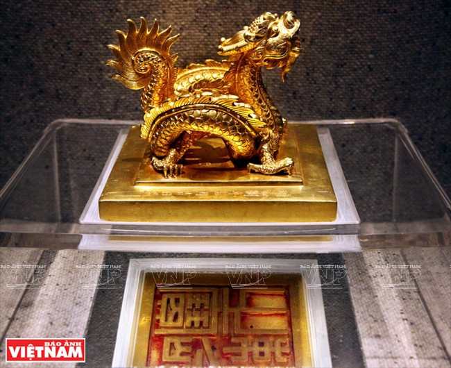 The golden stamp, weighing 8.3 kg, cast in 1827 in the Minh Menh dynasty. This is the unique item, representing the power of the Nguyen Dynasty. 