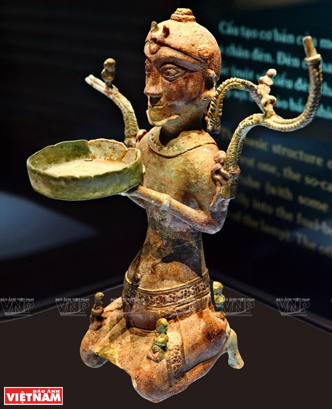 A bronze human-shaped lamp, dated between 2000-2500 years ago, is a unique-version item, representing the late Dong Son culture stage in the mix with Chinese Han culture. (Source:VNA)