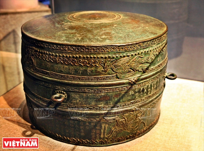 The unique-version Canh Thinh bronze drum cast in 1800 in Tay Son dynasty is decorated with the four mythological creatures, representing the peace, prosperity and order of the nation. (Source:VNA)