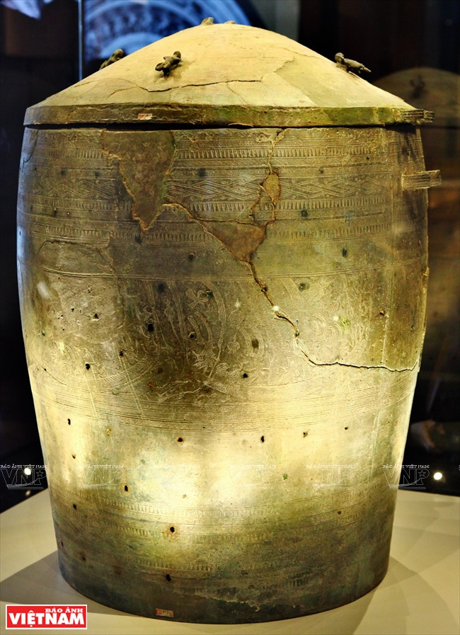 Bronze Dao Thinh jar is dated back to between 2,000-2,500 years ago in the Dong Son culture. It is recognised as a national treasure in 2012. The jar is the biggest size and most sophisticated decoration of its kind. (Source:VNA)