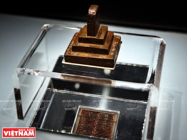 The bronze Mon Ha Sanh stamp, cast in 1377 under Long Khanh the fifth, Tran Dynasty, was found in 1962 in Huong Giang commune, Huong Khe district, Ha Tinh province. The stamp was used for the documents of the court, from Tran Phe De King (ruled from 1377 - 1388) (Source:VNA)
