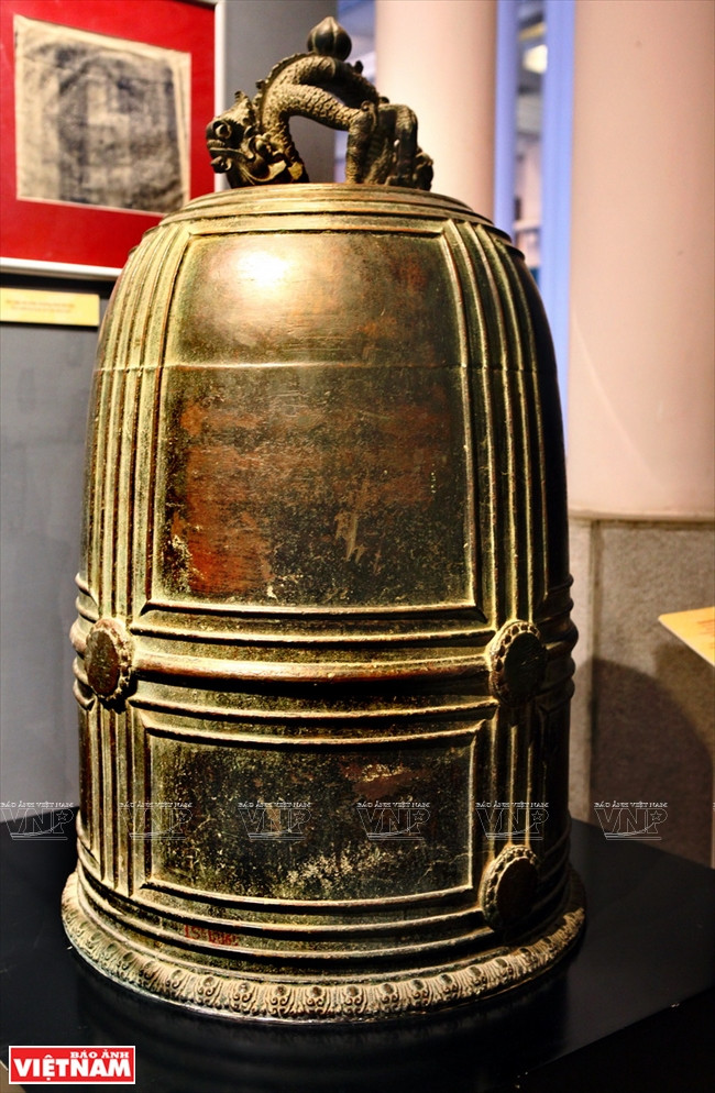 Van Ban pagoda's bell, dated back 13th-14th century in the Tran Dynasty, is the oldest and biggest bell. The inscriptions in Han language on the bell brief land clearance work to build the pagoda. (Source:VNA)