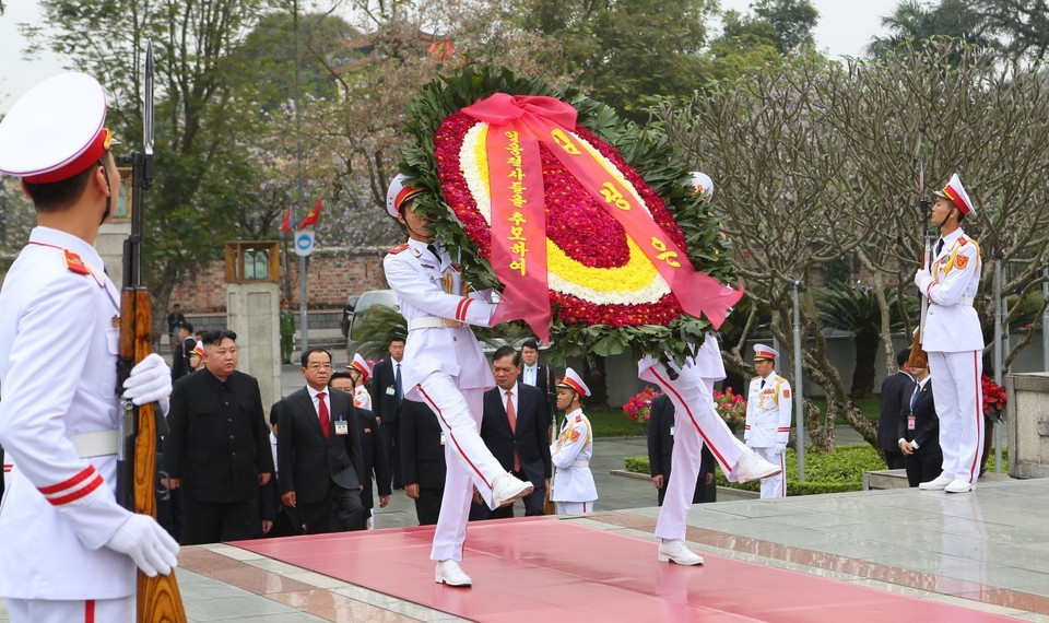 Before leaving, Chairman Kim Jong-un lays a wreath at the Monument for Heroic Martyrs at Bac Son street (Photo: VNA)