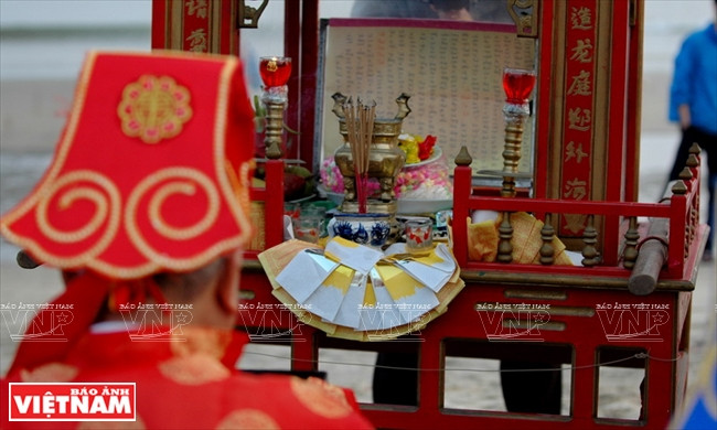 Opening ceremony: A procession of the god of the sea is carried by local fishermen as a prelude for the fishing festival in Da Nang (Photo: VNA)