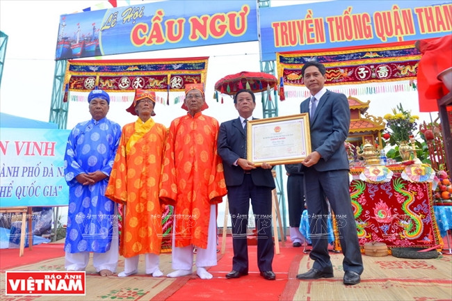 Recognition: National Intangible Heritage certificate for the Cau Ngu festival is presented to a representative of the city of Da Nang, Feb. 20, 2019 (Photo: VNA)