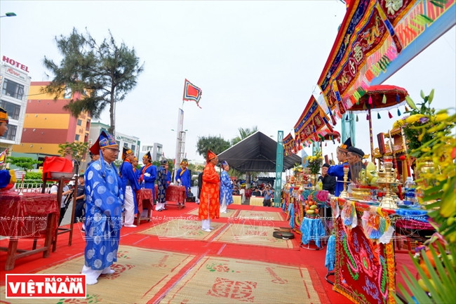 Elderly fishermen perform rituals before palanquin procession (Photo: VNA)