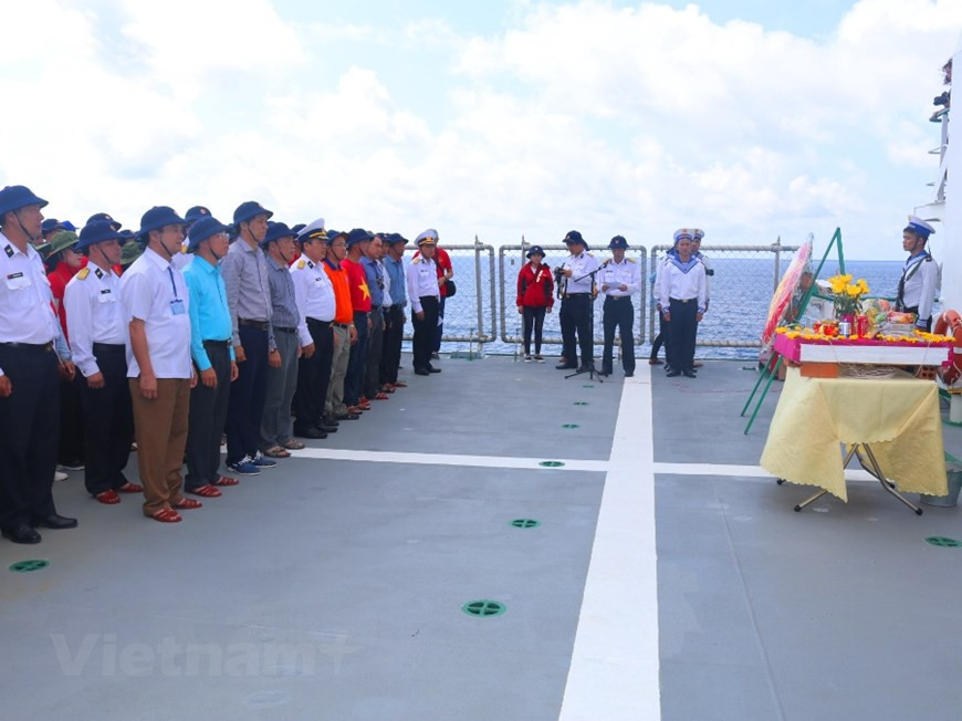 Any naval ships passing through Gac Ma, Co Lin and Len Dao waters drop wreath in tribute to 64 fallen soldiers in Gac Ma battle in 1988 (Photo: VNA)