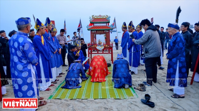The festival features a wide variety of ceremonies and rituals, of which the whale worshipping ceremony is the most important activity, attracting the participation of numerous fishermen (Photo: VNA)