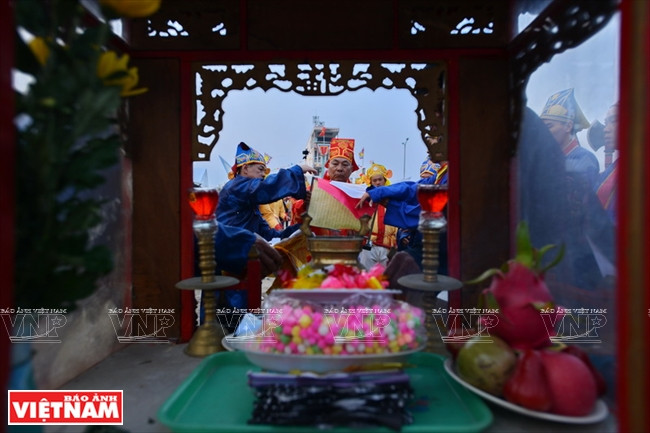 Elderly fisherman perform rituals before palanquin procession (Photo: VNA)