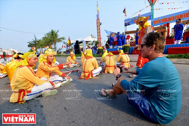 Robert Walts, an American fisherman, is amazed to know about the whale worshipping in Vietnam (Photo: VNA)