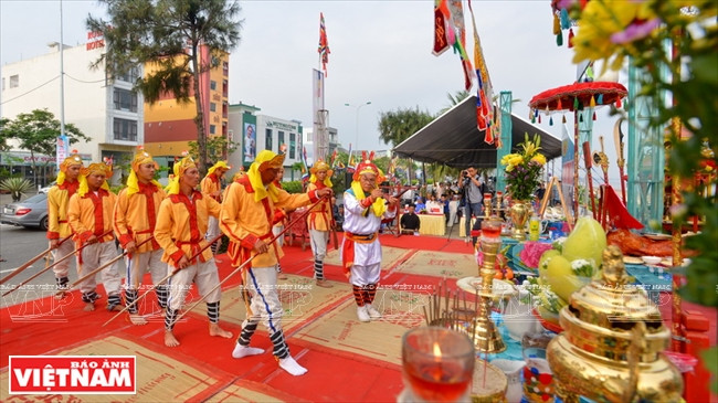 During the festival, in addition to performing Tuong classical opera and chanting melodies, local artists also sing and dance to promote unity between fishermen on a boat to overcome big waves, strong winds and earn bumper catches (Photo: VNA)