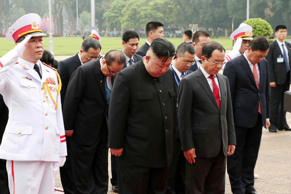 DPRK Chairman Kim Jong-un lays a wreath at President Ho Chi Minh Mausoleum (Photo: VNA)