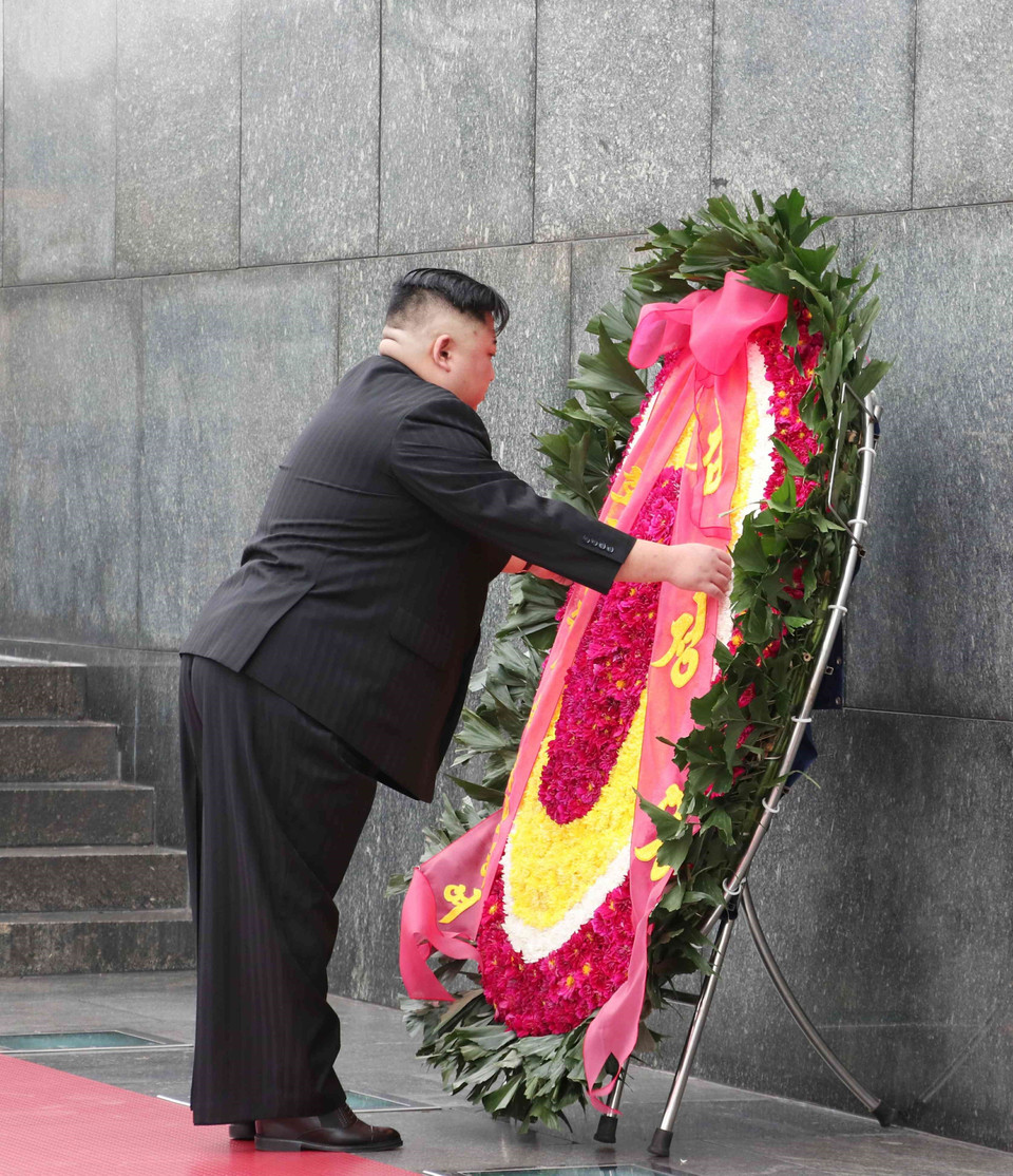 DPRK Chairman Kim Jong-un lays a wreath at President Ho Chi Minh Mausoleum (Photo: VNA)