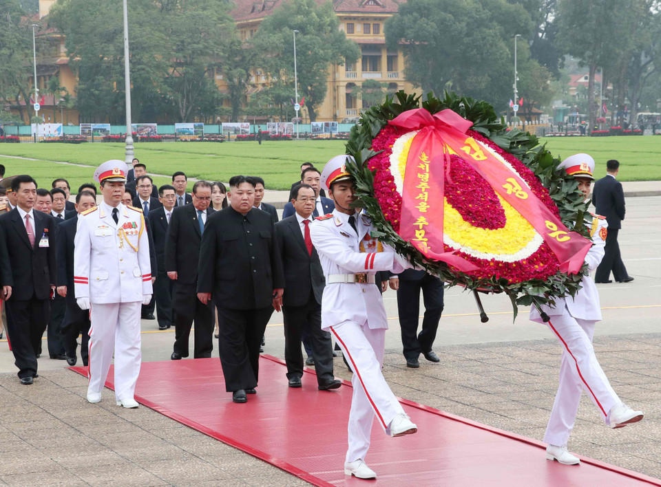 DPRK Chairman Kim Jong-un lays a wreath at President Ho Chi Minh Mausoleum (Photo: VNA)