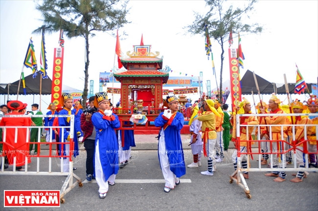 Opening ceremony: A procession of the god of the sea is carried by local fishermen as a prelude for the fishing festival in Da Nang (Photo: VNA)