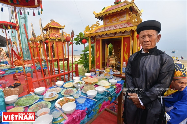 Participants pray for plenteous hauls of fish, safe voyages, and peace for the nation (Photo: VNA)