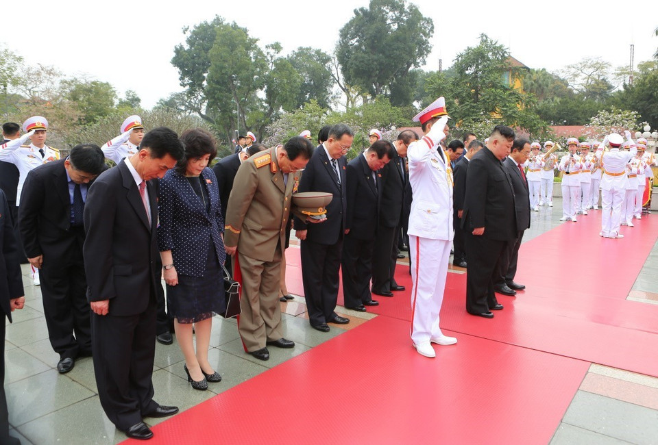Before leaving, Chairman Kim Jong-un lays a wreath at the Monument for Heroic Martyrs at Bac Son street (Photo: VNA)