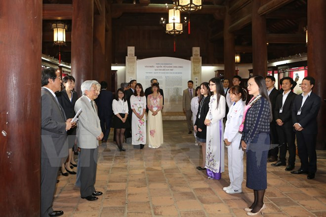 Japanese Emperor Akihito and Empress Michiko talk to Vietnamese students who studied in Japan.(Source: VNA)