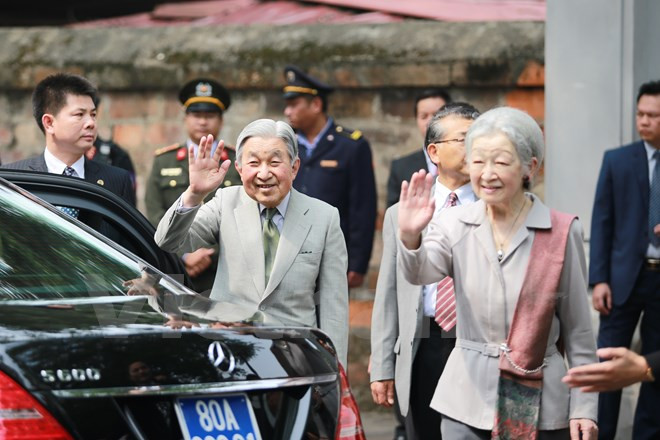  Japanese Emperor Akihito and Empress Michiko arrive at the Temple of Literature. (Source: VNA)