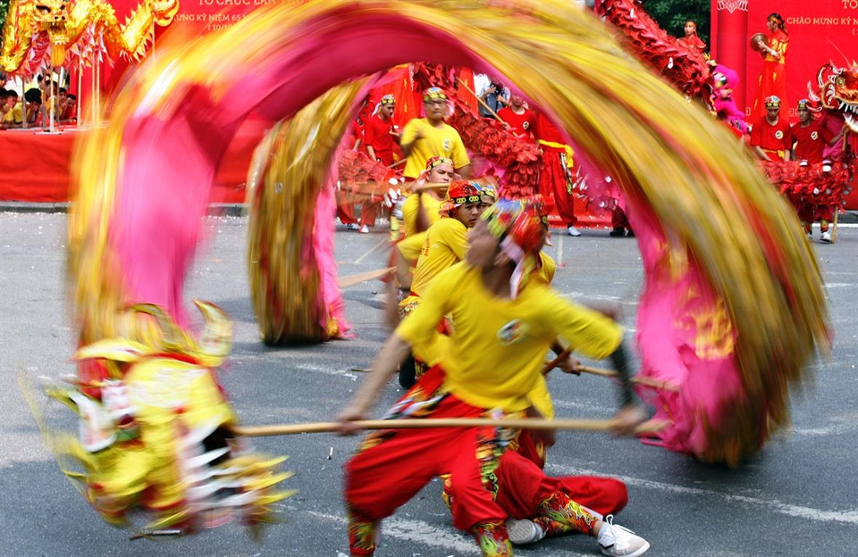 Dragon dancing troupes use complicated and interesting techniques to entertain audiences (Photo:VNA)
