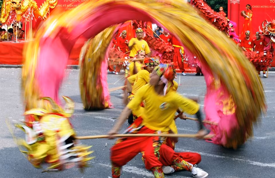 Dragon dancing troupes use complicated and interesting techniques to entertain audiences (Photo:VNA)
