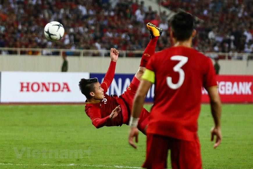 Nguyen Quang Hai helps Vietnam take the lead against Malaysia via an acrobatic kick. The forward adjusted his body in time to finish off a Que Ngoc Hai cross (Photo:VNA)