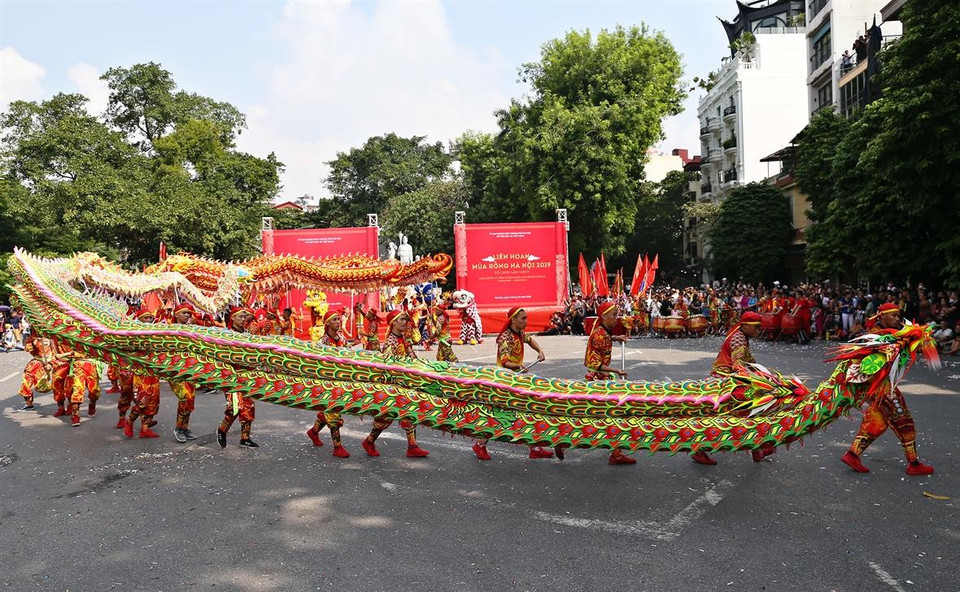A dragon dancing troupe (Photo:VNA) 