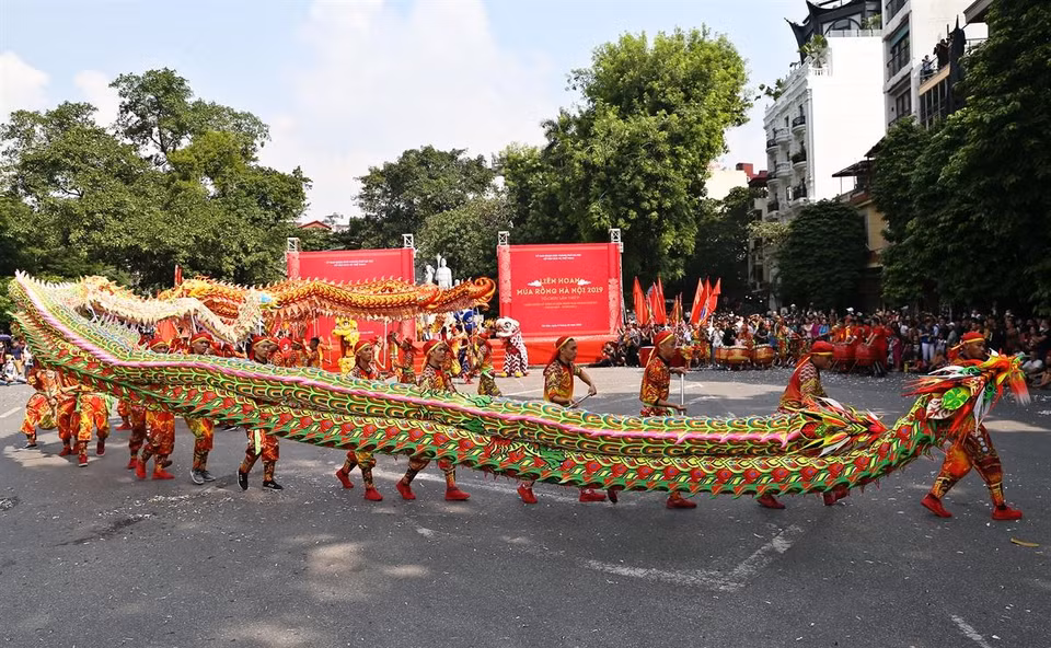 A dragon dancing troupe (Photo:VNA) 
