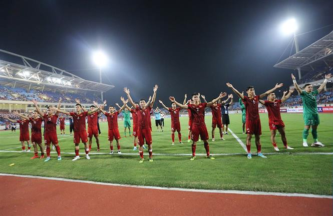 Vietnamese team thank supporters after the match (Photo:VNA)