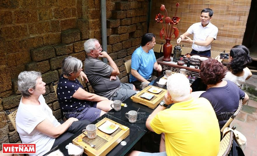 Visitors are interested in enjoying and learning tea culture at Truong Xuan tea house (Photo:VNP/VNA)