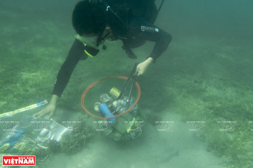 Staff of the Cham Islands Marine Conserve Management Unit in Hoi An on a diving trip to clean up the seabed (Photo:VNA/VNP)