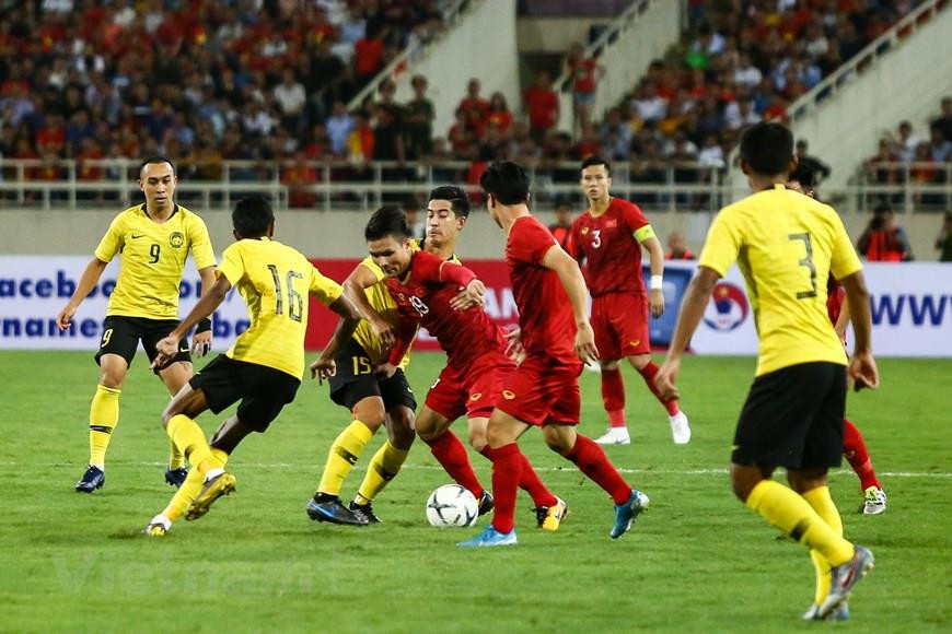 At the 28th minute, Nguyen Quang Hai (19) put the ball in the back of the net but it was ruled out for offside. However, he opened the score for Vietnam from a pass of captain Que Ngoc Hai just five minutes before the end of the first half’s official time (Photo:VNA)