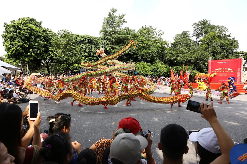 Dragon dance is often performed in festivals or on important occasions (Photo:VNA)